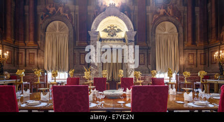 Woodstock, Oxfordshire, UK, Friday 26th September 2014 Preview of Ai Weiwei at Blenheim Palace, Blenheim Art Foundation's inaugural exhibition, opening to the public on 1st October 2014 Circle of Animals Bronze with Gold plating in Grand Salon © Nikreates/Alamy Stock Photo