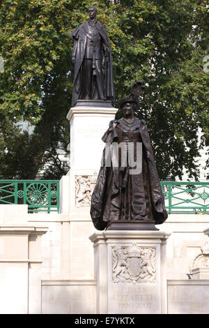 Bronze Memorial of Elizabeth Angela Marguerite Bowes-Lyon and King George VI Stock Photo