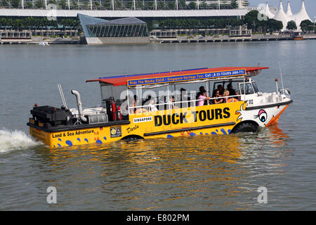 Duck tours for sightseeing tourists in Marina Bay in Singapore, Republic of Singapore Stock Photo