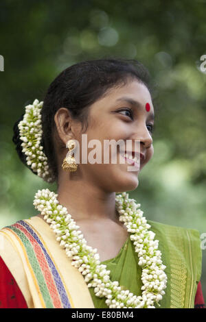 Dhaka, Bangladesh. 27th Sep, 2014. Chayanot organized its annual Autumn Festival locally known as Shorot Utshob to celebrate the onset of the new season with an event comprising traditional dance and songs at at the Bakultala of Faculty of Fine Art of Dhaka University. Credit:  Zakir Hossain Chowdhury/ZUMA Wire/Alamy Live News Stock Photo