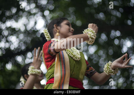 Dhaka, Bangladesh. 27th Sep, 2014. Chayanot organized its annual Autumn Festival locally known as Shorot Utshob to celebrate the onset of the new season with an event comprising traditional dance and songs at at the Bakultala of Faculty of Fine Art of Dhaka University. Credit:  Zakir Hossain Chowdhury/ZUMA Wire/Alamy Live News Stock Photo