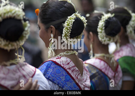 Dhaka, Bangladesh. 27th Sep, 2014. Chayanot organized its annual Autumn Festival locally known as Shorot Utshob to celebrate the onset of the new season with an event comprising traditional dance and songs at at the Bakultala of Faculty of Fine Art of Dhaka University. Credit:  Zakir Hossain Chowdhury/ZUMA Wire/Alamy Live News Stock Photo