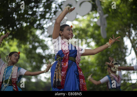 Dhaka, Bangladesh. 27th Sep, 2014. Chayanot organized its annual Autumn Festival locally known as Shorot Utshob to celebrate the onset of the new season with an event comprising traditional dance and songs at at the Bakultala of Faculty of Fine Art of Dhaka University. Credit:  Zakir Hossain Chowdhury/ZUMA Wire/Alamy Live News Stock Photo