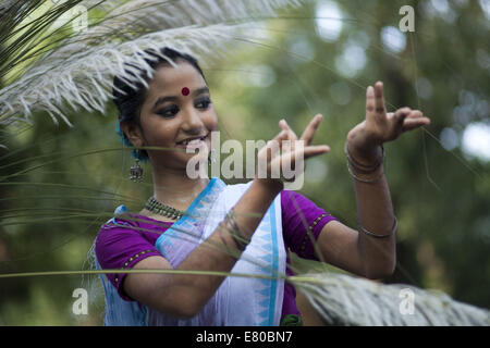 Dhaka, Bangladesh. 27th Sep, 2014. Chayanot organized its annual Autumn Festival locally known as Shorot Utshob to celebrate the onset of the new season with an event comprising traditional dance and songs at at the Bakultala of Faculty of Fine Art of Dhaka University. Credit:  Zakir Hossain Chowdhury/ZUMA Wire/Alamy Live News Stock Photo