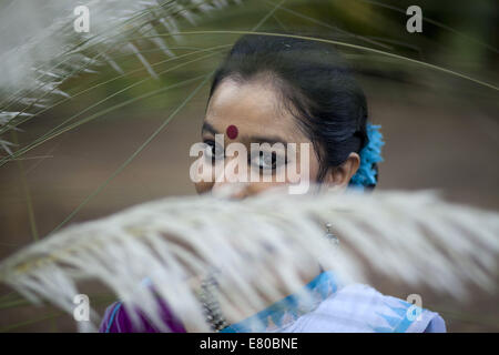 Dhaka, Bangladesh. 27th Sep, 2014. Chayanot organized its annual Autumn Festival locally known as Shorot Utshob to celebrate the onset of the new season with an event comprising traditional dance and songs at at the Bakultala of Faculty of Fine Art of Dhaka University. Credit:  Zakir Hossain Chowdhury/ZUMA Wire/Alamy Live News Stock Photo