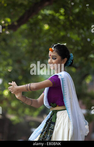 Dhaka, Bangladesh. 27th Sep, 2014. Chayanot organized its annual Autumn Festival locally known as Shorot Utshob to celebrate the onset of the new season with an event comprising traditional dance and songs at at the Bakultala of Faculty of Fine Art of Dhaka University. Credit:  Zakir Hossain Chowdhury/ZUMA Wire/Alamy Live News Stock Photo