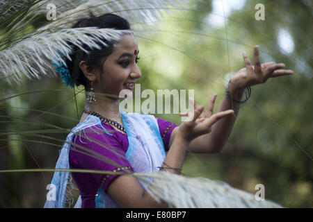 Dhaka, Bangladesh. 27th Sep, 2014. Chayanot organized its annual Autumn Festival locally known as Shorot Utshob to celebrate the onset of the new season with an event comprising traditional dance and songs at at the Bakultala of Faculty of Fine Art of Dhaka University. Credit:  Zakir Hossain Chowdhury/ZUMA Wire/Alamy Live News Stock Photo