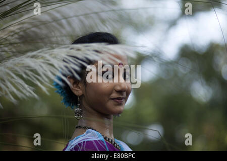 Dhaka, Bangladesh. 27th Sep, 2014. Chayanot organized its annual Autumn Festival locally known as Shorot Utshob to celebrate the onset of the new season with an event comprising traditional dance and songs at at the Bakultala of Faculty of Fine Art of Dhaka University. Credit:  Zakir Hossain Chowdhury/ZUMA Wire/Alamy Live News Stock Photo