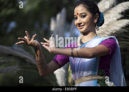 Dhaka, Bangladesh. 27th Sep, 2014. Chayanot organized its annual Autumn Festival locally known as Shorot Utshob to celebrate the onset of the new season with an event comprising traditional dance and songs at at the Bakultala of Faculty of Fine Art of Dhaka University. Credit:  Zakir Hossain Chowdhury/ZUMA Wire/Alamy Live News Stock Photo