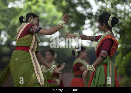 Dhaka, Bangladesh. 27th Sep, 2014. Chayanot organized its annual Autumn Festival locally known as Shorot Utshob to celebrate the onset of the new season with an event comprising traditional dance and songs at at the Bakultala of Faculty of Fine Art of Dhaka University. Credit:  Zakir Hossain Chowdhury/ZUMA Wire/Alamy Live News Stock Photo