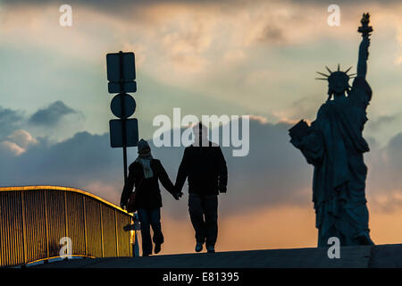 France, Paris (75), Statue of Liberty, couple Stock Photo