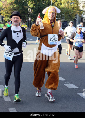 Berlin, Germany. 28th Sep, 2014. Participants wearing costumes run along Strasse des 17. Juni during the 41st Berlin Marathon in Berlin, Germany, 28 September 2014. Around 40,000 runners participated in the 41st Berlin Marathon, which started and ended at Brandenburg Gate. Photo: Stephanie Pilick/dpa/Alamy Live News Stock Photo