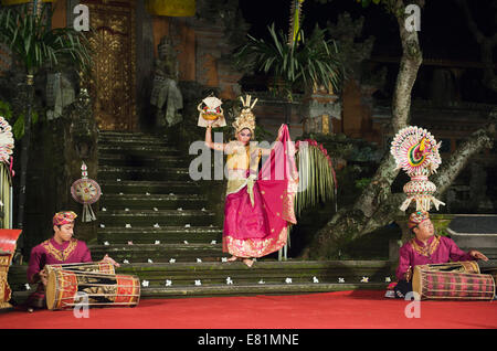 The moon goddess, Tari Penyambutan dance, Puri Saraswati Temple, Ubud, Bali, Indonesia Stock Photo