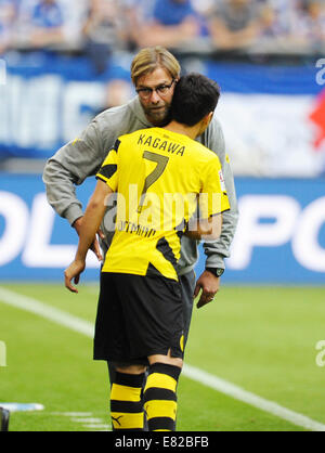 Veltins Arena, Gelsenkirchen, Germany. 27th September, 2014. Schalke 04  (blue) vs Borussia Dortmund (BVB, yellow) 2:1 --- Trainer JŸrgen (Juergen) Klopp (BVB) and Shinji Kagawa (BVB) Credit:  kolvenbach/Alamy Live News Stock Photo