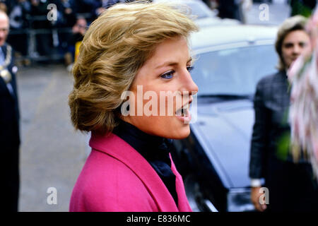 The Princess of Wales, Princess Diana, visits the Relate Marriage Guidance Centre in Barnet, north London, 29th November 1988 Stock Photo