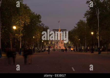 This image shows the Victoria Memorial at the top of The Mall in London, England with Buckingham Palace behind. Stock Photo