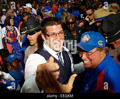 Mar. 02, 2009 - Gainesville, FL, USA - Gator fans greet Tim Tebow and the rest of the football team before the Gators v Tenn game Sept 19, 2009. © Bob Croslin/ bob@bobcroslin.com.727.580.2560 (Credit Image: © St. Petersburg Times/ZUMA Wire) Stock Photo