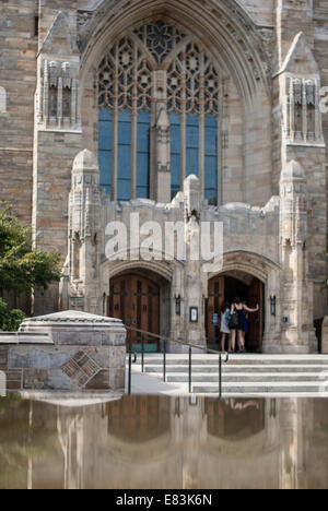 Students enter Sterling Memorial Library at Yale University in New Haven, Connecticut, USA Stock Photo