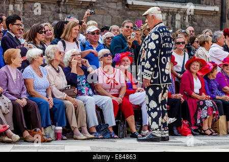 A Pearly King Entertains The Crowd, The London Pearly Kings & Queens Society Costermongers Harvest Festival, London, England Stock Photo