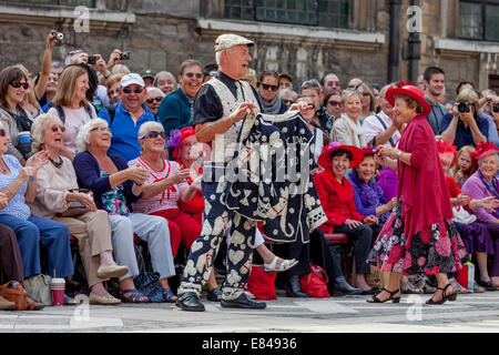 A Pearly King Entertains The Crowd, The London Pearly Kings & Queens Society Costermongers Harvest Festival, London, England Stock Photo