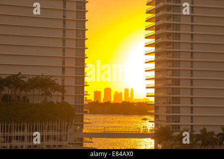 DOWNTOWN SKYLINE THROUGH SOUTH BEACH APARTMENT BUILDINGS MIAMI BEACH MIAMI FLORIDA USA Stock Photo