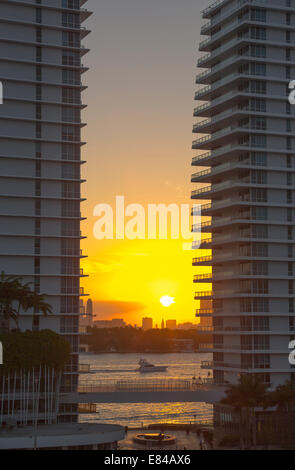 DOWNTOWN SKYLINE THROUGH SOUTH BEACH APARTMENT BUILDINGS MIAMI BEACH MIAMI FLORIDA USA Stock Photo