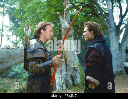 ROBIN HOOD : PRINCE OF THIEVES 1991 Warner Bros film with Kevin Costner at left and Christian Slater Stock Photo