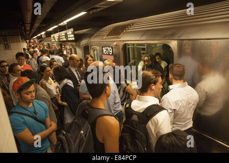 Crowded subway platform at 42nd St., Grand Central Station, New York ...