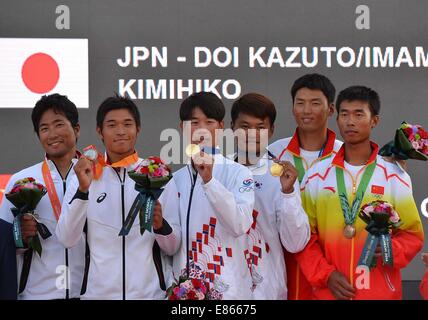 Incheon, South Korea. 1st Oct, 2014. Gold medalists Kim Chanqiu and Kim Jihoon of South Korea (C), silver medalists Doi Kazuto and Imamura Kimihiko of Japan (L) and bronze medalist Lan Hao and Wang Chao of China pose on the podium during the awarding ceremony of the 470 - men's two person dinghy match of sailing at the 17th Asian Games in Incheon, South Korea, Oct. 1, 2014. © Zhu Zheng/Xinhua/Alamy Live News Stock Photo
