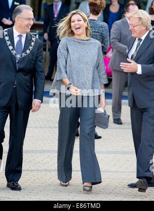 Rotterdam, The Netherlands. 1st Oct, 2014. Queen Maxima of The Netherlands attends a symposium of Platform ?Wijzer in Geldzaken? at the eauditorium of Blijdorp Zoo in Rotterdam, The Netherlands, 1 October 2014. The Queen gives a speech about stimulate of responsible financial behavior. Queen Maxima is honorary board member of the Platform Wijzer in Geldzaken. Photo: Patrick van Katwijk NETHERLANDS AND FRANCE OUT- NO WIRE SERVICE -/dpa/Alamy Live News Stock Photo