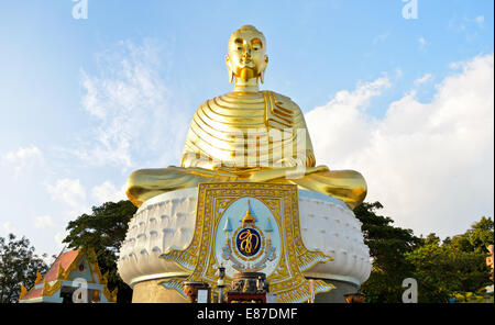 Phra Phuttha Kitti Siri Chai, Large golden buddha statue on the Thongchai mountain at Ban Krut in Prachuap Khiri Khan Province o Stock Photo