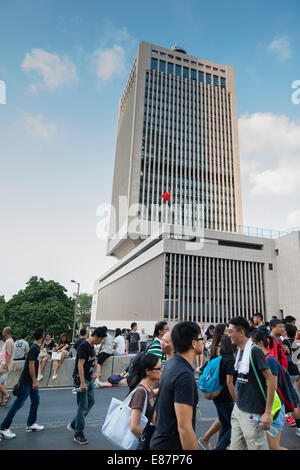 Hong Kong, China. 1st October, 2014.   Students and other supporters of the Occupy Central movement congregating around the government offices area at Tamar. All the roads in the area are blocked from traffic and public transport. In front of the Central HQ of the Peoples Liberation Army in Central, which shows the Chinese national flag. Credit:  Kees Metselaar/Alamy Live News Stock Photo