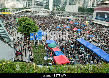 Hong Kong, China. 1st October, 2014.   Students and other supporters of the Occupy Central movement congregating around the government offices area at Tamar. All the roads in the area are blocked from traffic and public transport. Credit:  Kees Metselaar/Alamy Live News Stock Photo