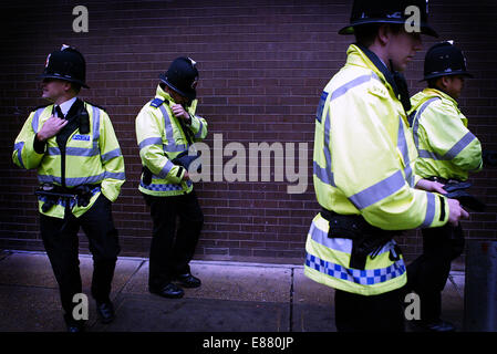 Police carry out drugs searches around the streets of Manchester.  Police officers deploy onto Market Street. Stock Photo