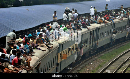 Dhaka, Bangladesh. 2nd Oct, 2014. People travel on a train leaving for their hometowns for the upcoming festival Eid-El-Adha at the Airport Railway Station in Dhaka, Bangladesh, Oct. 2, 2014. Millions of people have already started leaving Dhaka for hometown to celebrate Eid-ul-Adha. Credit:  Shariful Islam/Xinhua/Alamy Live News Stock Photo