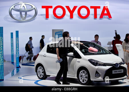 Paris, France. 2nd Oct, 2014. A man cleans a Toyota Yaris Hybrid during the Paris Motor Show (Mondial de l'Automobile) in Paris, France, 2 October 2014. The Paris Motor Show, which takes place every other year, runs from 4 until 19 October. Photo: Daniel Karmann/dpa/Alamy Live News Stock Photo