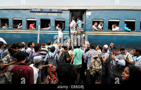 Dhaka, Bangladesh. 2nd Oct, 2014. People climb on top of a train leaving for their hometowns for the upcoming festival Eid-El-Adha at the Airport Railway Station in Dhaka, Bangladesh, Oct. 2, 2014. Millions of people have already started leaving Dhaka for hometown to celebrate Eid-ul-Adha. Credit:  Shariful Islam/Xinhua/Alamy Live News Stock Photo
