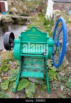 Bamford's Improved Oil Cake Breaker used  to break up slabs of linseed oil cake to prepare livestock feed. England uk Stock Photo