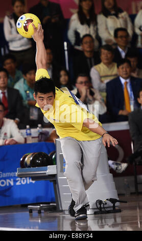 Incheon, South Korea. 2nd Oct, 2014. Park Jongwoo of South Korea competes during the men's masters stepladder final of bowling at the 17th Asian Games in Anyang, South Korea, Oct. 2, 2014. © Wang Peng/Xinhua/Alamy Live News Stock Photo
