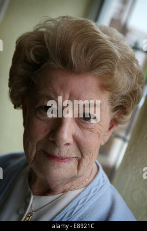 Actress Jean Alexander, who played Hilda Ogden in Coronation Street from 1964-1987.  Pictured at home in Southport. Stock Photo