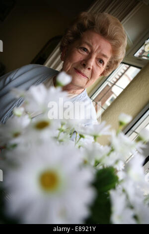 Actress Jean Alexander, who played Hilda Ogden in Coronation Street from 1964-1987.  Pictured at home in Southport. Stock Photo