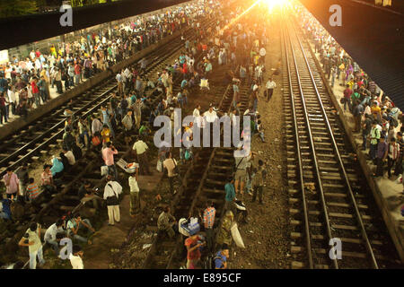 Dhaka, Bangladesh. 2nd Oct, 2014. Passangers waiting for train at Airport Rail way station in Dhaka.People travel on a train leaving for their hometowns for the upcoming festival Eid-ul-Adha at the Airport Railway Station.Millions of Bangladeshis are expected to travel home, Journeys on overcrowded trains and boats make the return dangerous. Credit:  Zakir Hossain Chowdhury/ZUMA Wire/Alamy Live News Stock Photo