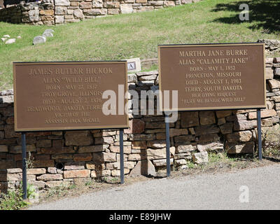 Description boards in front of the graves of Wild Bill Hickok and Calamity Jane at Mount Moriah Cemetery, Deadwood, S. Dakota Stock Photo