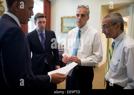 President Barack Obama talks with advisors in the Oval Office, June 25 ...