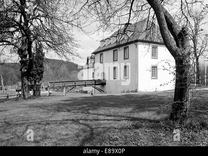 Achtziger Jahre, Burg und Schlosspark Hainchen in Netphen, Naturpark Rothaargebirge, Siegerland, Nordrhein-Westfalen Stock Photo