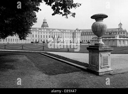 Achtziger Jahre, Schloss und Schlosspark Karlsruhe, heute Badisches Landesmuseum und Teilbereiche vom Bundesverfassungsgericht in Karlsruhe, Oberrhein Stock Photo