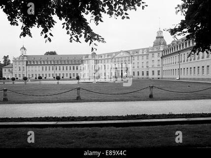 Achtziger Jahre, Schloss und Schlosspark Karlsruhe, heute Badisches Landesmuseum und Teilbereiche vom Bundesverfassungsgericht in Karlsruhe, Oberrhein Stock Photo