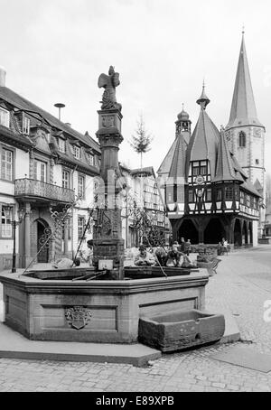 Achtziger Jahre, Marktplatz mit Marktbrunnen, Rathaus und Stadtkirche in Michelstadt, Odenwald, Geo-Naturpark Bergstrasse-Odenwald, Hessen Stock Photo