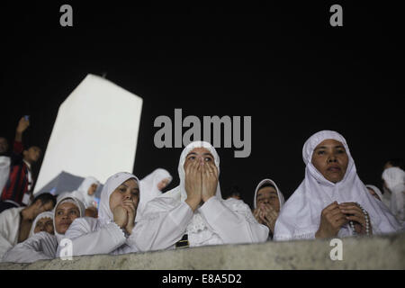 Mecca, Saudi Arabia. 3rd Oct, 2014. Muslim pilgrims gather atop Mount Mercy on the plains of Arafat during the peak of the annual haj pilgrimage, near the holy city of Mecca October 02, 2014. /Alamy Live News /Alamy Live News Credit:  ZUMA Press, Inc./Alamy Live News Stock Photo