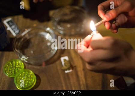 BARCELONA COFFEE SHOPS CANNABIS Marijuana In Barcelona. Man smoking ...